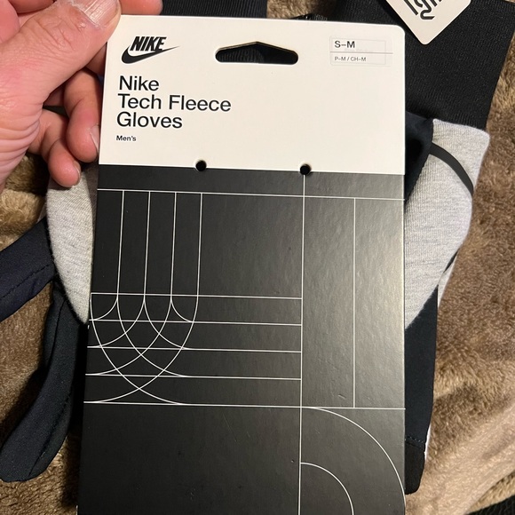 Nike Tech Fleece Gloves - Picture 5 of 6